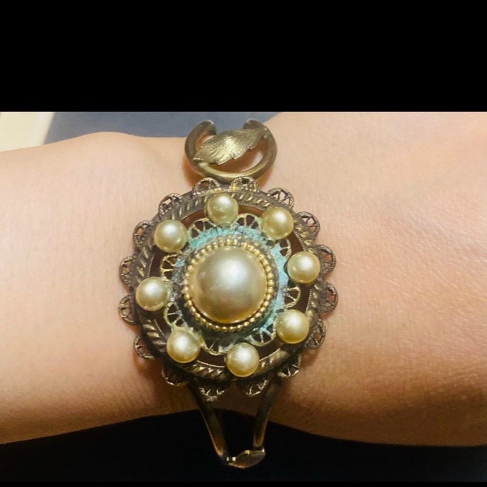 Vintage-Inspired Gold and Pearl Bracelet